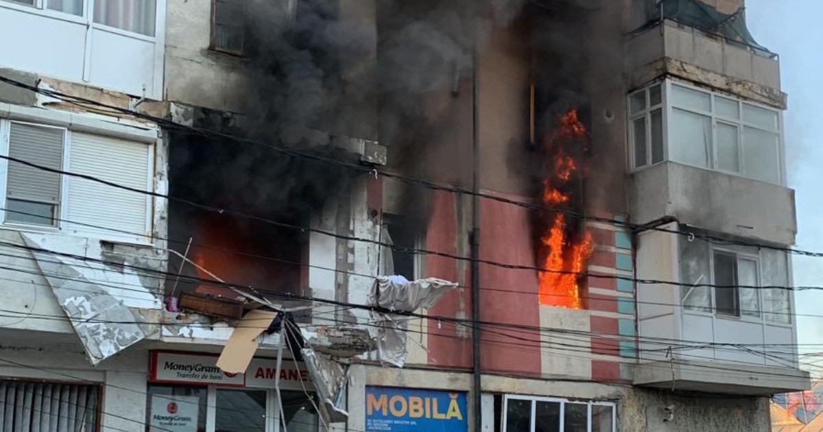 O explozie puternică a avut loc într-un bloc din Însurăței pereții imobilului s-au prăbușit pe trotuarul din față, patru apartamente au fost cuprinse de flăcări