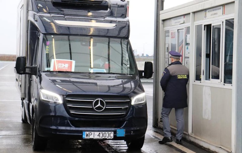 De ce a fost adus vaccinul anti-COVID cu o camionetă frigorifică și nu cu avionul