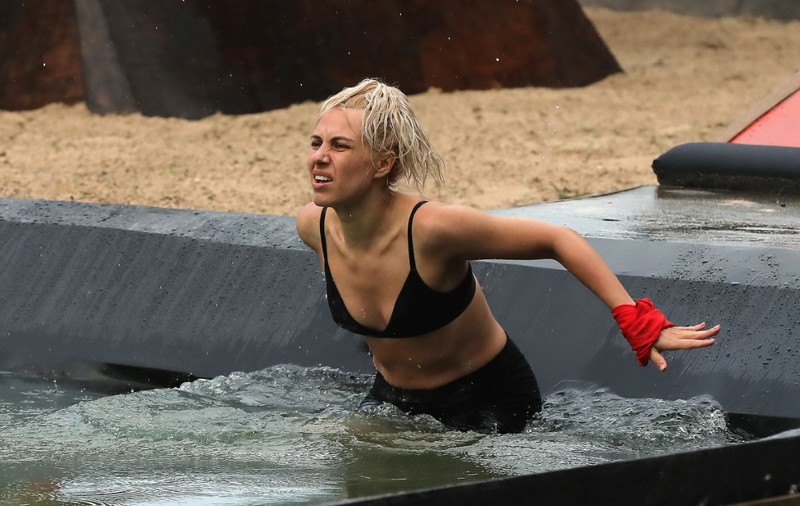 Amna a ajuns în România, după ce a fost eliminată de la Survivor România. Artista s-a întors acasă cu probleme de sănătate. Primele declarații