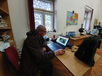 Profesorul Marin Cârciumaru le arată reporterilor Libertatea filmul descoperii regizate