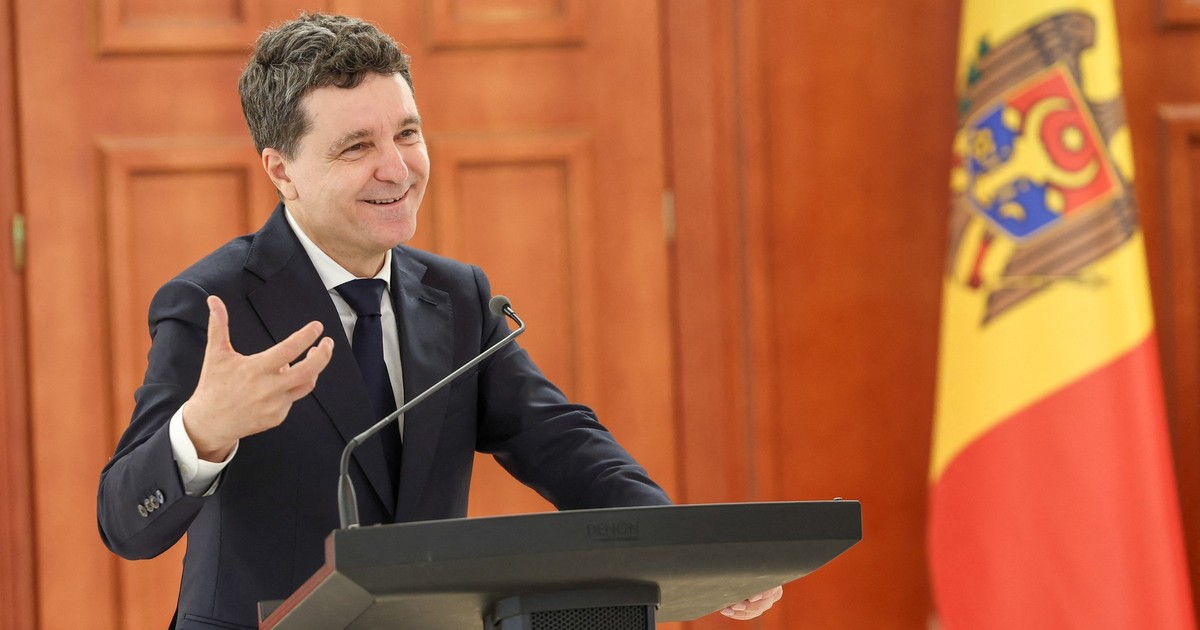 Nicușor Dan surprins în timpul unei conferințe de presă. în Republica Moldova, pe 10 iunie 2025
