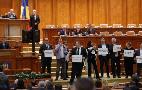 Sorin Grindeanu i-a amenințat pe parlamentarii AUR veniți în Parlament cu vuvuzele că le va tăia salariile