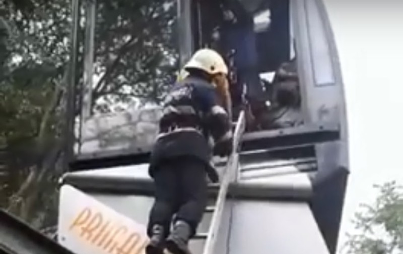 Telecabina de la Deva s-a defectat a doua oară în această săptămână. 13 turiști, printre care doi copii, sunt blocați