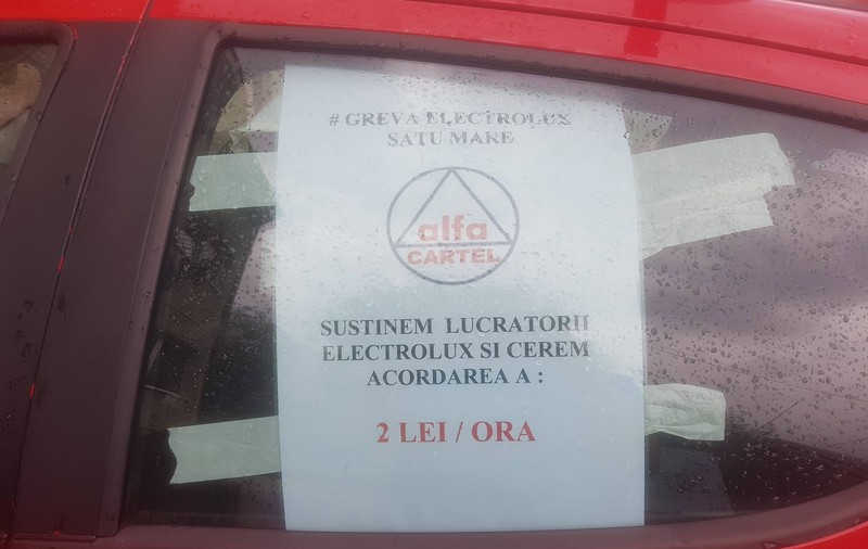 VIDEO/ „Vestele albastre” de la Electrolux Satu Mare au protestat în fața Ambasadei Suediei din București