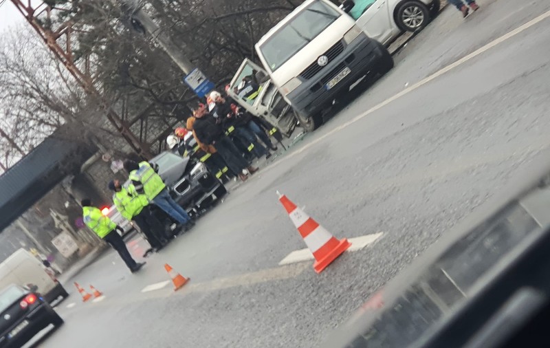 Accident cu trei mașini implicate, pe DN1, la Otopeni. Patru persoane au fost rănite