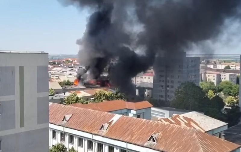Acoperișul unui bloc din Slatina arde puternic. De la ce ar fi pornit focul: „Lucrări de hidroizolație, fără autorizație”