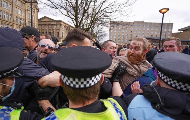 9 polițiști, răniți în protestele de la Bradford. Un grup de manifestanți încercat să atace un centru de vaccinare