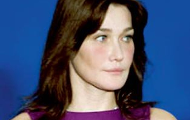 Carla Bruni, «la cuţite» cu Papa