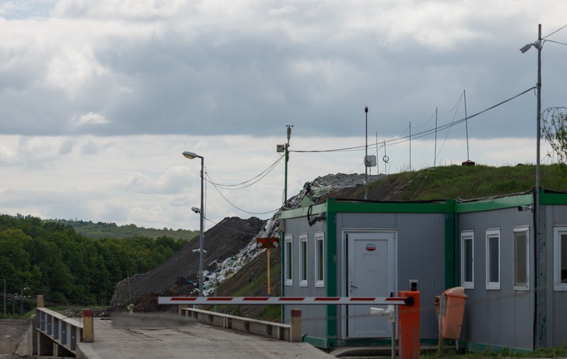 Cum se apără firma care își extinde depozitul de deșeuri lângă casele oamenilor din Băicoi: „Nu se defrișează niciun metru pătrat de pădure”
