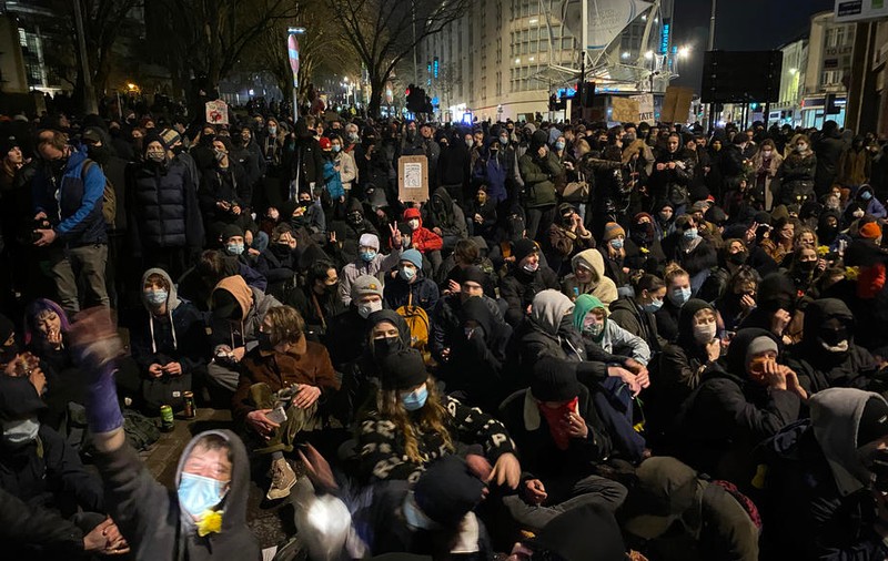 Noi violențe la Bristol, Marea Britanie, în timpul unei manifestații împotriva legii care restricționează protestele. 10 persoane au fost reținute