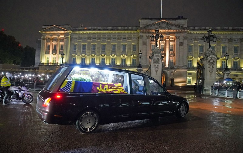 O nouă etapă din funeraliile reginei Elisabeta a II-a. Trupul suveranei, mutat astăzi de la Palatul Buckingham la Westminster