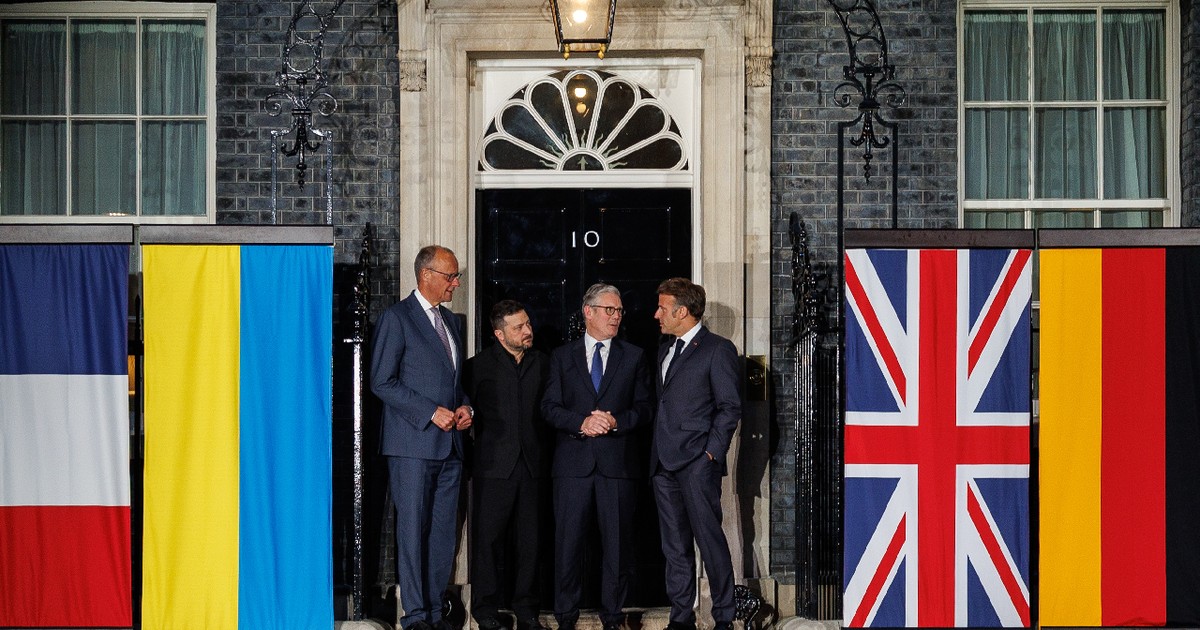Emmanuel Macron, Keir Starmer şi Friedrich Merz și Volodimir Zelenski la Londra, 7 iunie 2026. În fotografie se vad si steagurile celor 4 țări