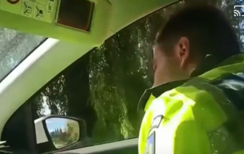 Doi polițiști din Covasna, cercetați disciplinar după ce au batjocorit o trecătoare