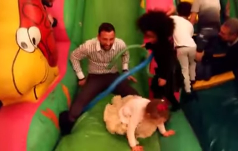 Răzvan Raț s-a dat pe tobogan de ziua fiicei sale / GALERIE FOTO&VIDEO