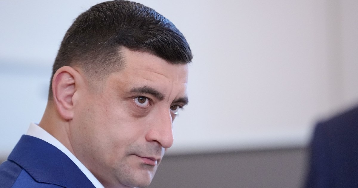 George Simion, candidatul Aliantei pentru Unirea Romanilor ( AUR) la alegerile prezidentiale, isi exercita dreptul la vot, in cadrul celui de-al doilea tur al alegerilor prezidentiale, in Bucuresti, duminica, 18 mai 2025.
