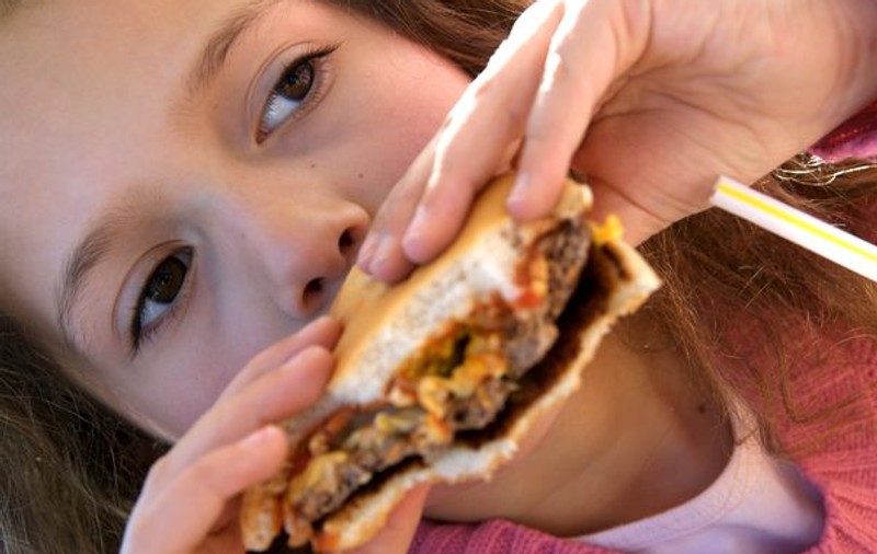 ATENȚIE! Mâncarea fast-food creşte riscul de astm sever la copii