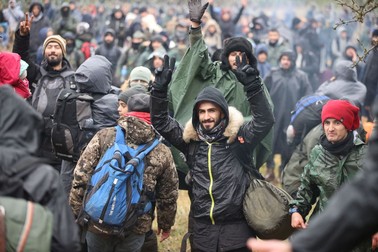 Mii de migranți s-au strâns la granița cu Polonia FOTO: EPA
