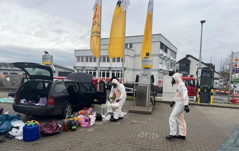 Bagajele unui român care se ducea de Sărbători în Germania, verificate de pompieri în combinezoane biohazard: „Mirosea până la cer”