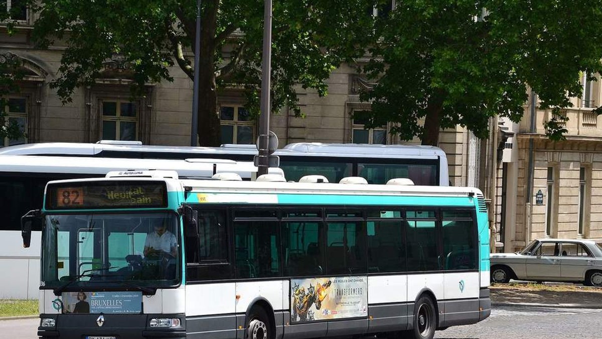 Șoferul unui autobuz s-a enervat când a văzut că nimeni nu-i face loc în mașină unui bărbat în scaun cu rotile. Gestul său a devenit viral