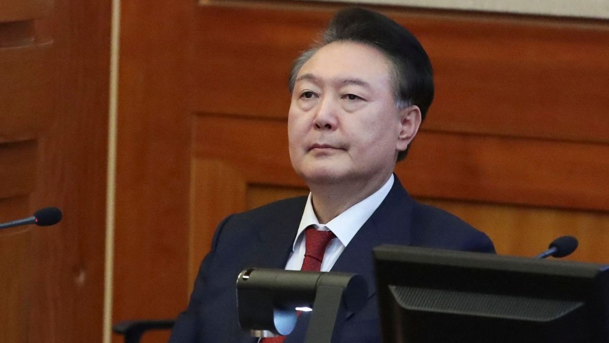 Yoon Suk Yeol surprins în timp ce stă pe scaun într-o sală din Curtea Constituțională - 20 februarie 2025