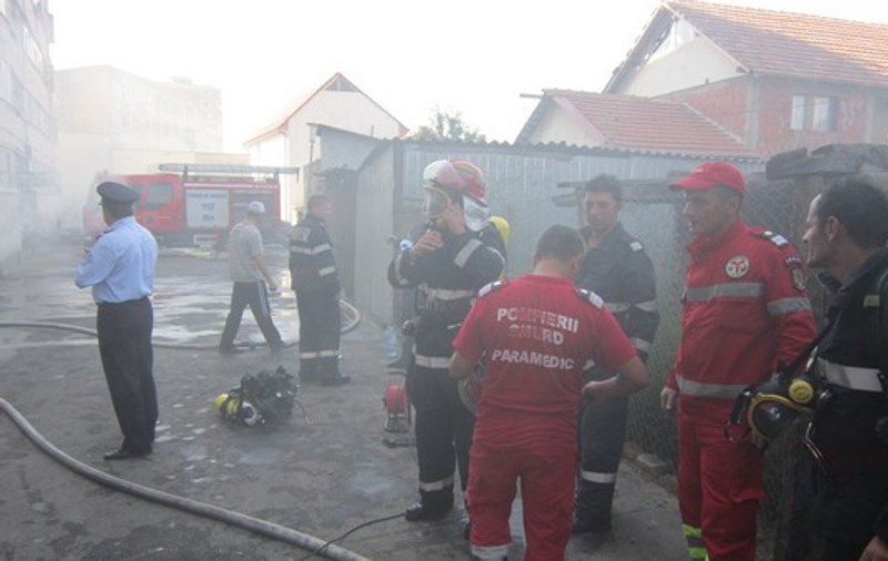 PANICĂ într-un bloc din Drobeta Turnu Severin! De vină pentru UN INCEDIU sunt TOŢI LOCATARII! Foto