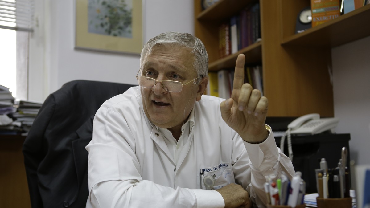 Medicul Mircea Beuran a făcut noapte albă în arest și nu a mâncat nimic. La plecare, le-a cerut bani de taxi polițiștilor care l-au păzit