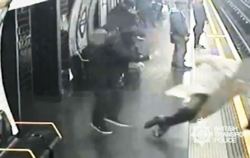 A împins două persoane în fața metroului. Acum și-a aflat verdictul
