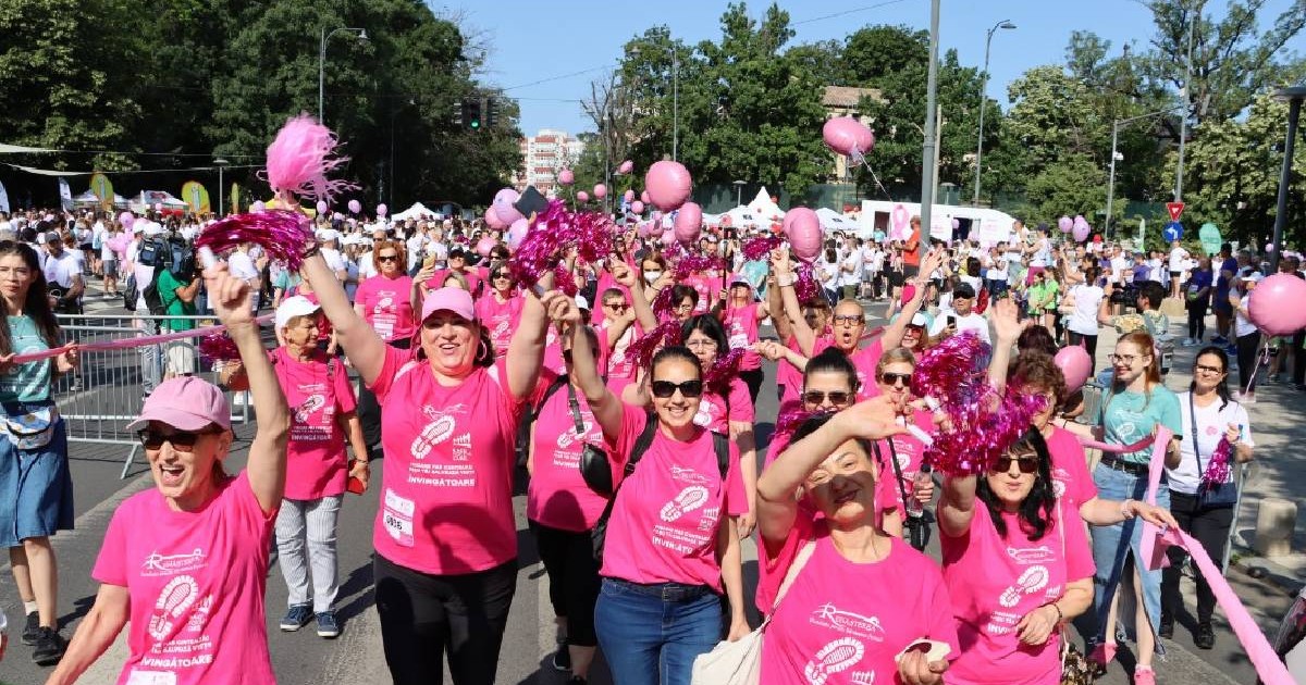 Participante la Race for the cure, purtând tricoul roz care simbolizează lupta împotriva cancerului de sân