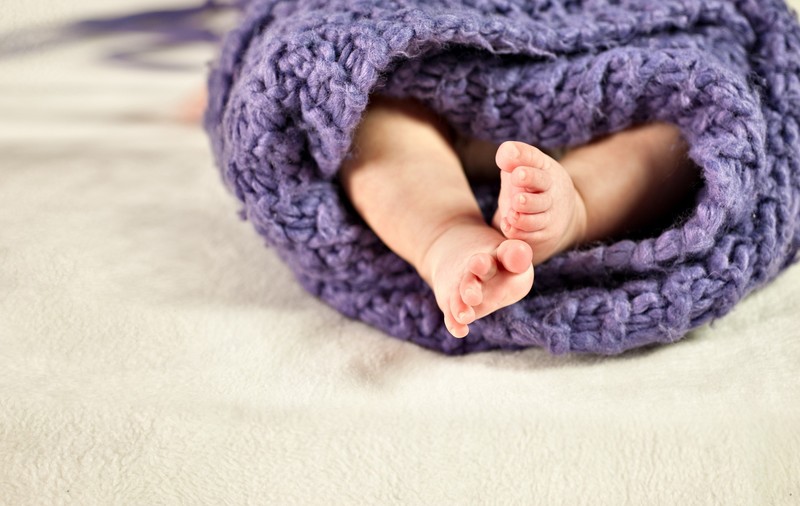 Mama din Bacău care a anunțat că i-a fost răpit din spital copilul nou-născut l-a vândut pentru 5.000 de lei. Cum a pus totul la cale