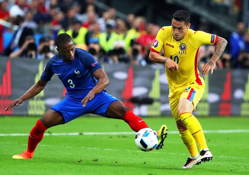 Nicolae Stanciu (dreapta) a șutat ”în plopi” la Euro 2016. (FOTO: EPA)