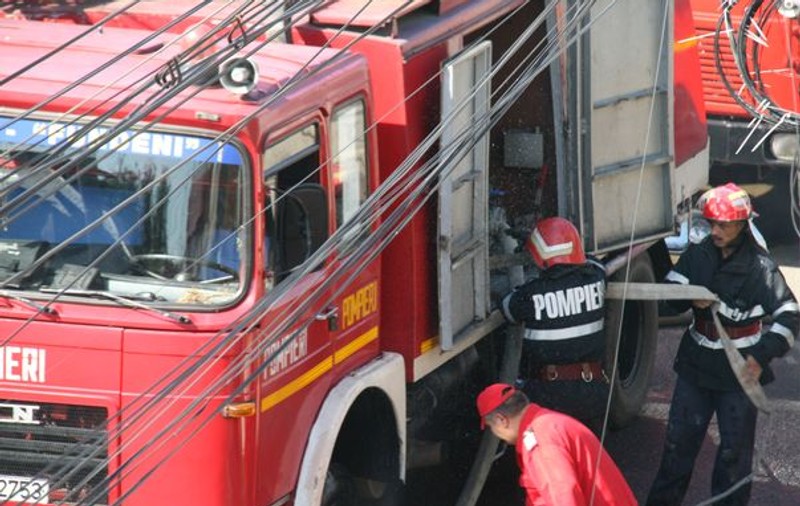 Incendiu de proporții într-un bloc, lângă Palatul Parlamentului. Mai multe persoane, transportate la spital