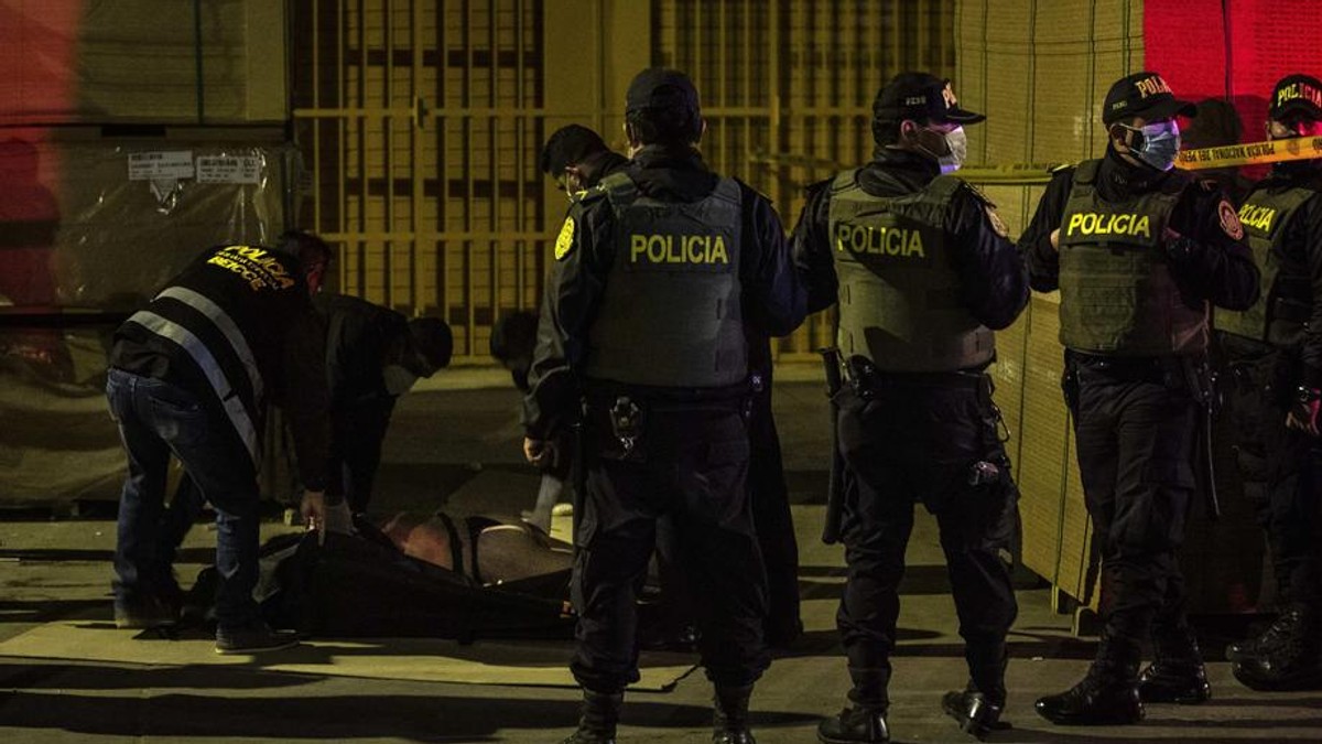 Cel puțin 13 persoane au murit și alte trei au fost rănite în îmbulzeala creată într-un club de noapte din Lima, Peru, în timp ce participanții încercau să scape de un raid al poliției Foto: EPA