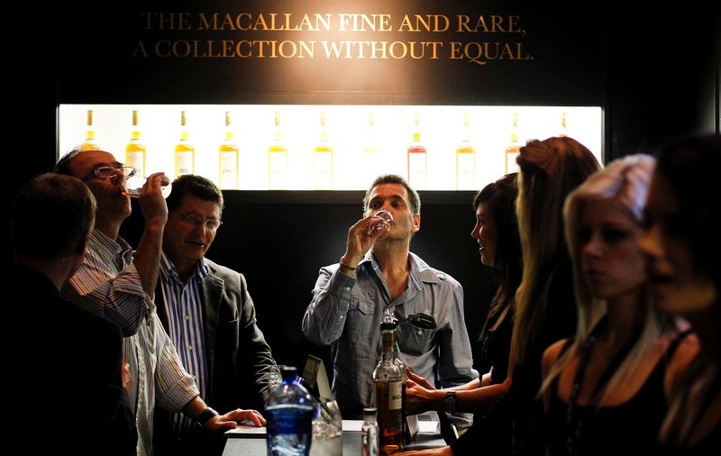 Sticlă de whisky veche de 95 de ani, vândută cu 1.160.000 de euro la o licitație. Care este recordul mondial