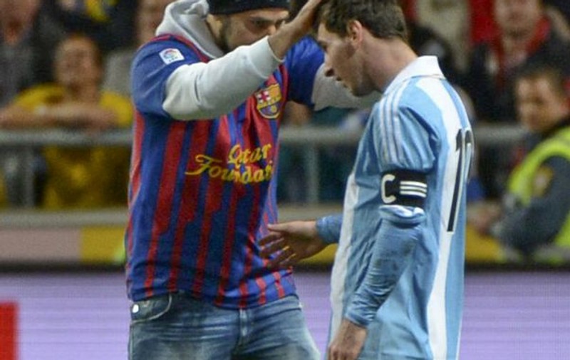 Imaginea anului în fotbal: Un suporter l-a ciufulit şi sărutat pe Messi | VIDEO