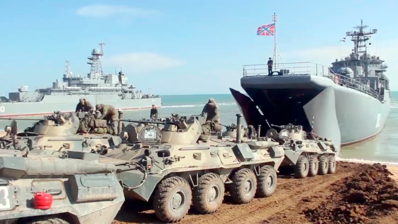 Vehicule militare blindate ruse debarcă dintr-o navă a Marinei Ruse în timpul unor manevre militare în Opuk, Crimeea, 23 aprilie 2021 | Foto: EPA
