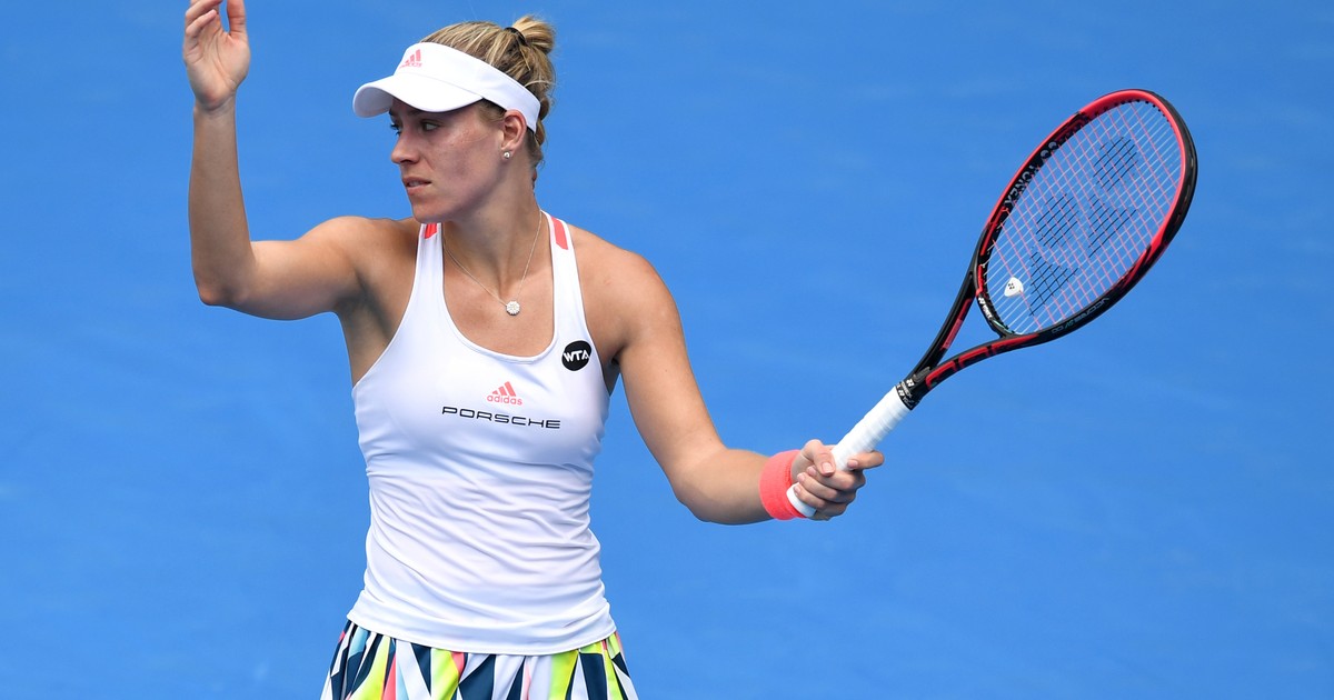 Angelique Kerber dă din mâini, nemulțumită de jocul ei în optimile turneului de tenis de la Sydney. (FOTO: EPA)