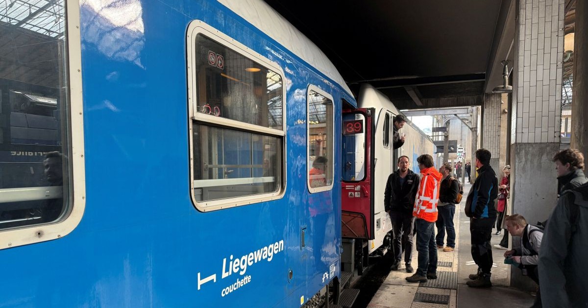 Un tren spre Berlin așteaptă să plece din gara Paris, 26 martie 2026