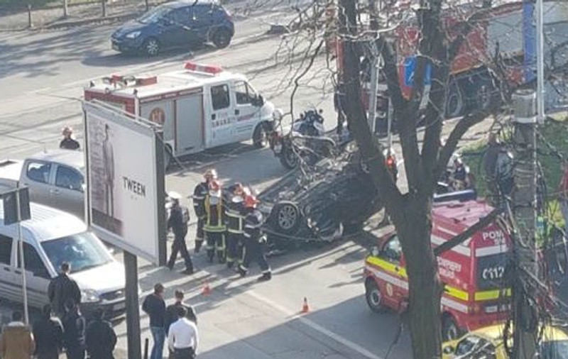 FOTO | O mașină s-a răsturnat luni, la intersecția străzilor Fabrica de Glucoză și Barbu Văcărescu, după o tamponare ușoară