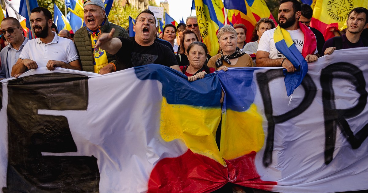 Mai multi oameni protesteaza