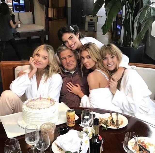 Ed Razek, între modelele Elsa Hosk, Stella Maxwell, Sara Sampaio, Martha Hunt/ Foto: Hepta
