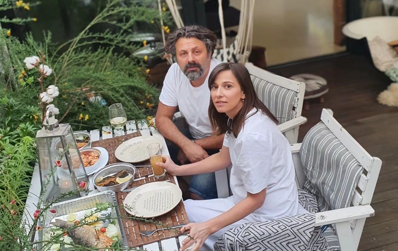 Cum arată curtea casei de la Viscri, pe care Dana Rogoz și soțul ei au restaurat-o. Imagini cu familia în vacanță. „Suntem într-un alt șantier”