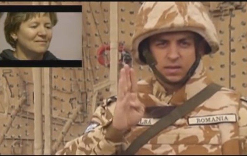 Emoționant! Un soldat român aflat în Afganistan îi transmite mamei sale surdo-mute un mesaj de 8 Martie
