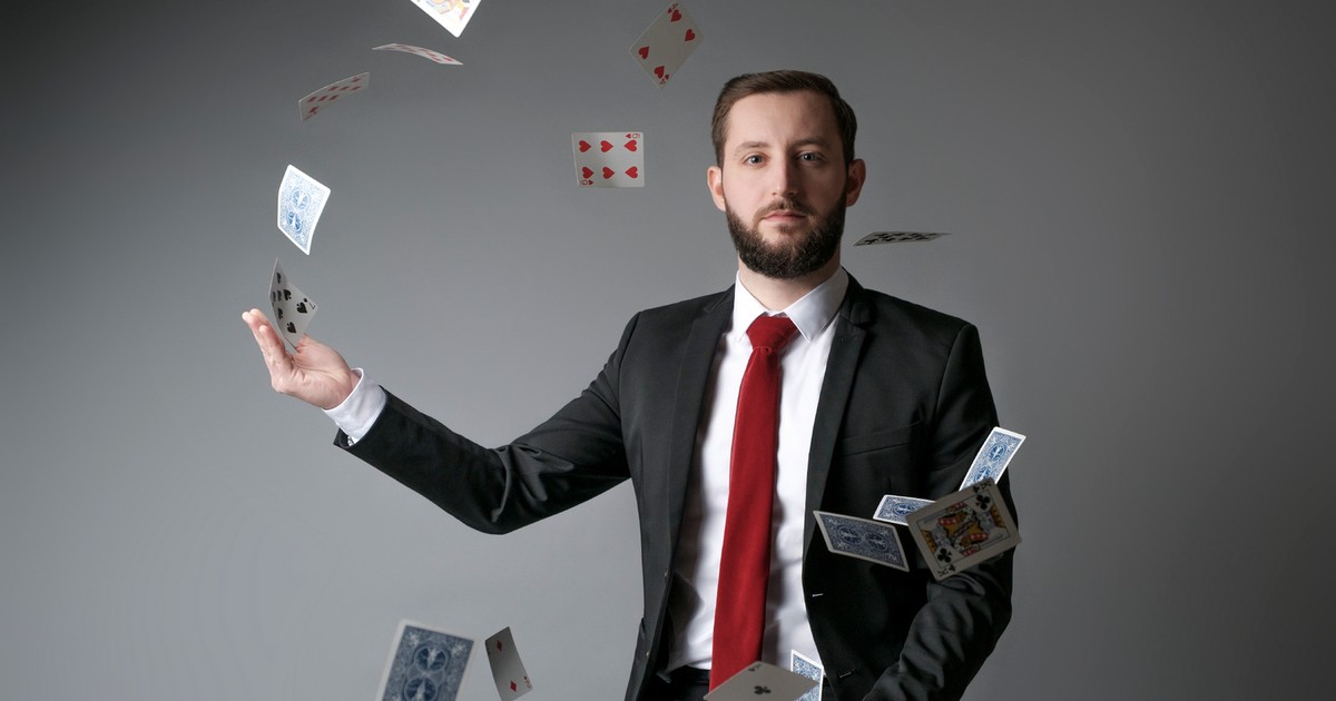 Andrei Gîrjob, un tânăr magician face trucuri cu cărți