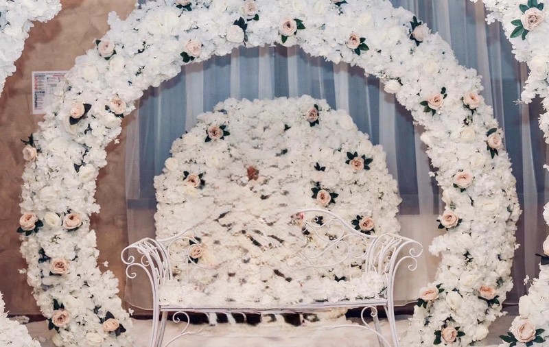 Peretele floral și cabina foto: cum creezi zone Instagramabile folosind flori artificiale