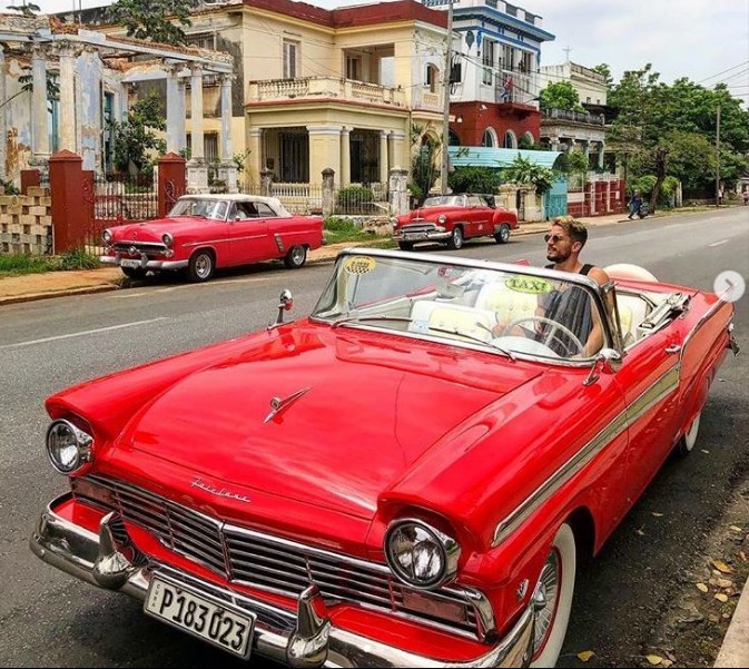 Belgianul Dries Mertens, coleg cu Vlad Chiricheș la Napoli și fost coleg cu Mihai Neșu la Utrecht, se plimbă pe străzile din Havana - Cuba