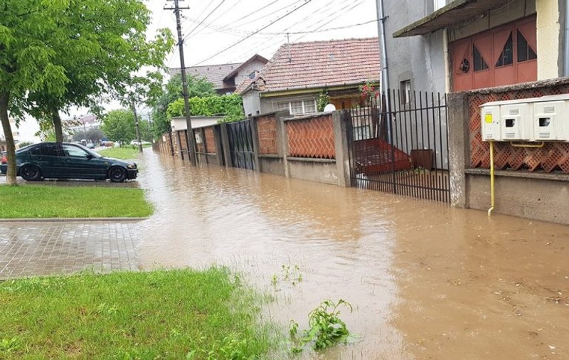 Străzi inundate în Alba Iulia după ploaia torențială. Canalizarea a fost blocată de volumul mare de apă