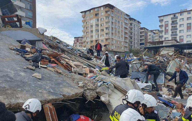 Imagini din timpul misiunii de recuperare de sub dărâmături a unei familii din Turcia, de către salvatorii români