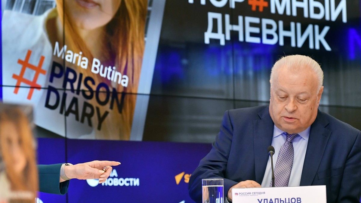 Șeful Pravfond, Aleksandr Udalțov, promovează o carte a spioanei Maria Butina despre perioada petrecută în arest în SUA Foto: Profimedia