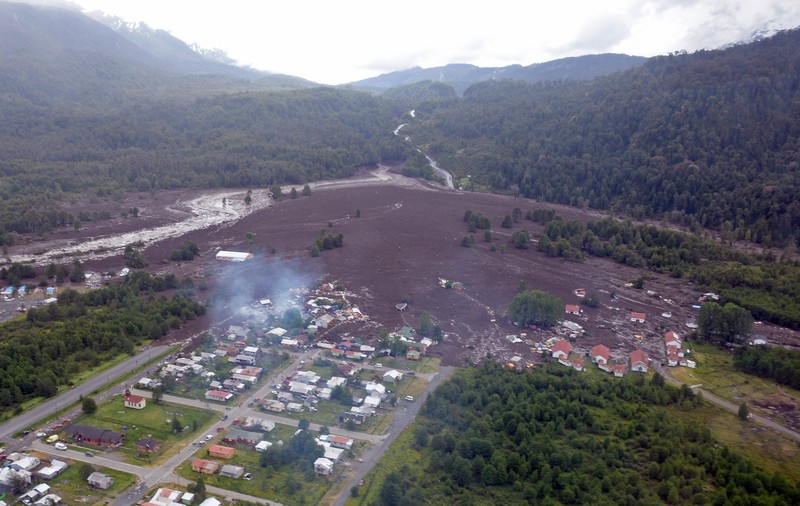 FOTO | Un sat din Chile a fost îngropat de o alunecare de teren. Cel puțin cinci oameni au murit