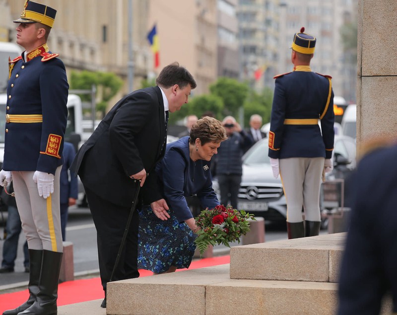 UPDATE. Ziua Regelui, marcată prin manifestări culturale. Ceremonie militară şi depuneri de coroane de flori la statuia Regelui Carol I din Piaţa Palatului Regal | FOTO&VIDEO